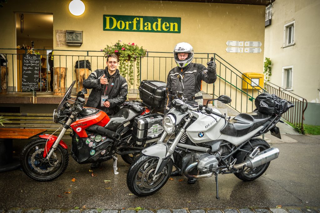 Martin Wiedemann von der EWS (rechts) und Christian Jog vom electrify-BW e.V. (links) gemeinsam mit ihren Motorrädern vorm Dorfladen in Kürnberg beim Electric Ride Schönau im Schwarzwald